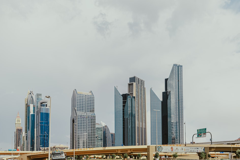 كيف تحصل على عقد عمل في الإمارات 2026 — من البحث للوصول (مع Golden Visa)