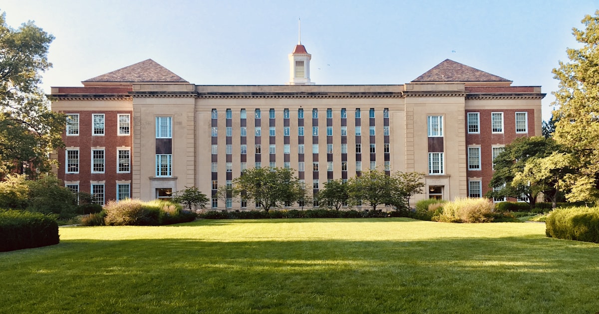 أرخص خدمة تقديم الطلبات للدراسة بالخارج: أسعار محدثة لـ 2026