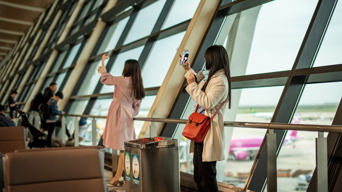eSIM للسفر vs شريحة دولية 2026: أيهما أفضل للمسافرين من الخليج؟